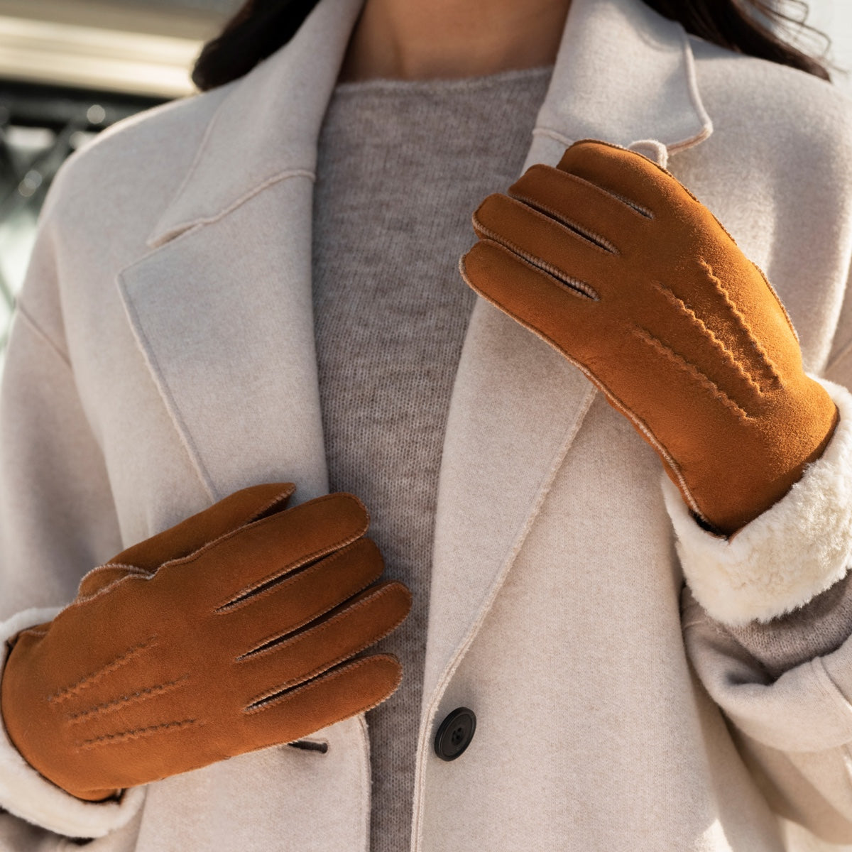 Sydney (camel) – Suede leather gloves with luxurious sheep fur lining — photo 3 of 10