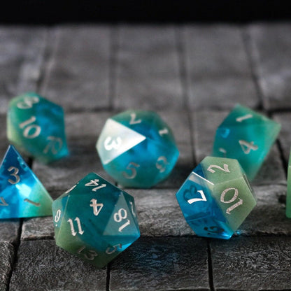 Juego de dados DND tallados a mano azul/verde de dos tonos de gema sintética
