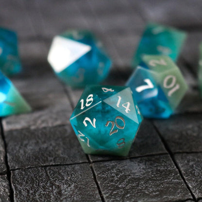 Juego de dados DND tallados a mano azul/verde de dos tonos de gema sintética