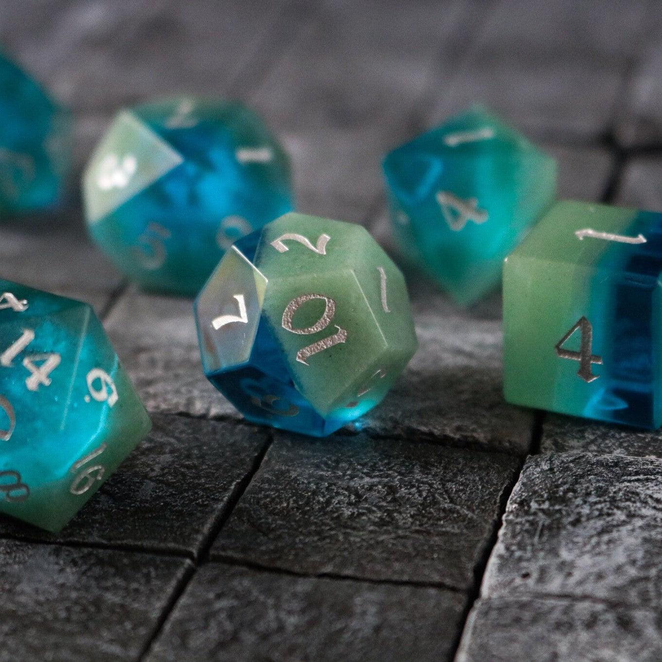 Juego de dados DND tallados a mano azul/verde de dos tonos de gema sintética