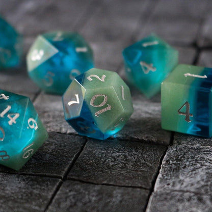 Juego de dados DND tallados a mano azul/verde de dos tonos de gema sintética