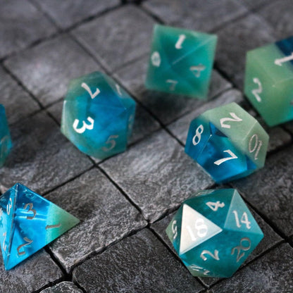 Juego de dados DND tallados a mano azul/verde de dos tonos de gema sintética