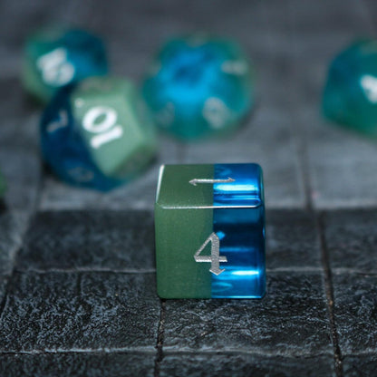 Juego de dados DND tallados a mano azul/verde de dos tonos de gema sintética