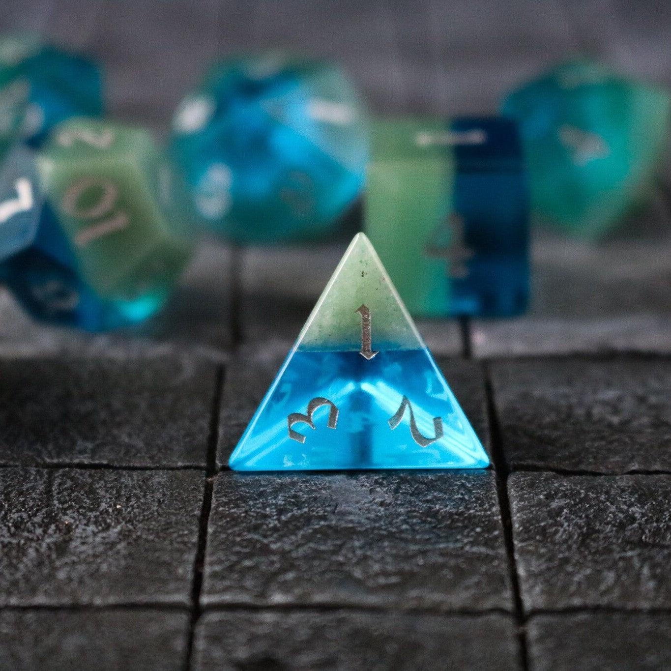 Juego de dados DND tallados a mano azul/verde de dos tonos de gema sintética