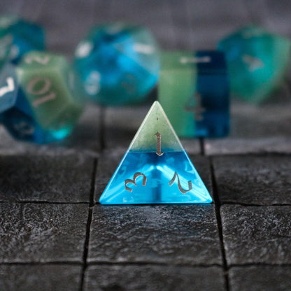 Juego de dados DND tallados a mano azul/verde de dos tonos de gema sintética
