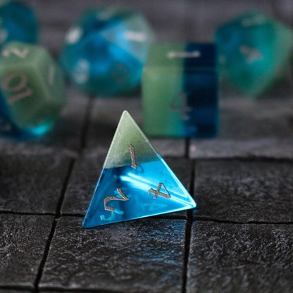 Juego de dados DND tallados a mano azul/verde de dos tonos de gema sintética