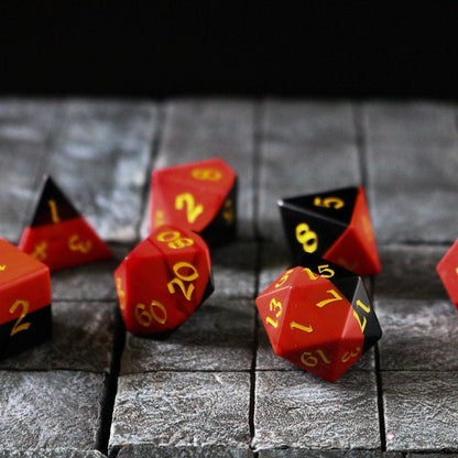 Juego de dados DND tallados a mano en dos tonos rojo/negro de gema sintética