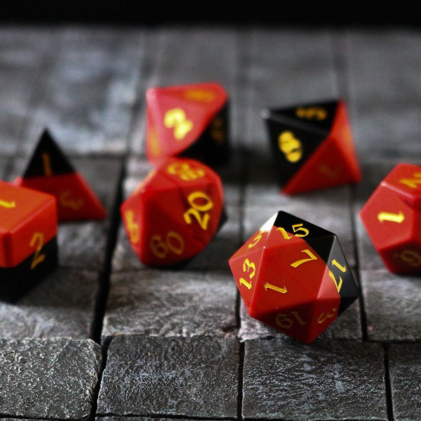 Juego de dados DND tallados a mano en dos tonos rojo/negro de gema sintética