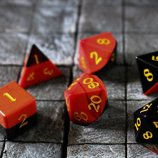 Juego de dados DND tallados a mano en dos tonos rojo/negro de gema sintética