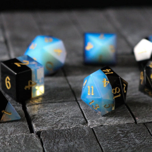 Juego de dados D&D tallados a mano de gema sintética bitono blanca y negra