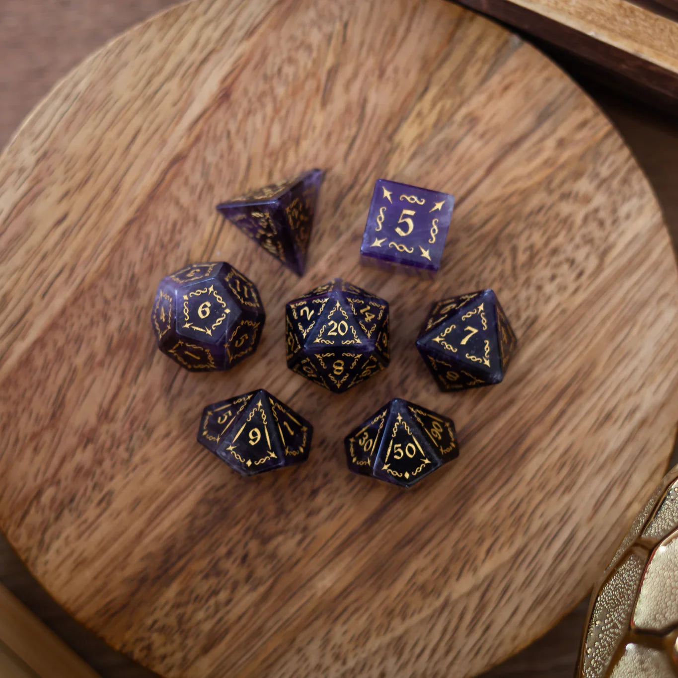 Juego de dados DND de amatista púrpura con gema de espiga de vid