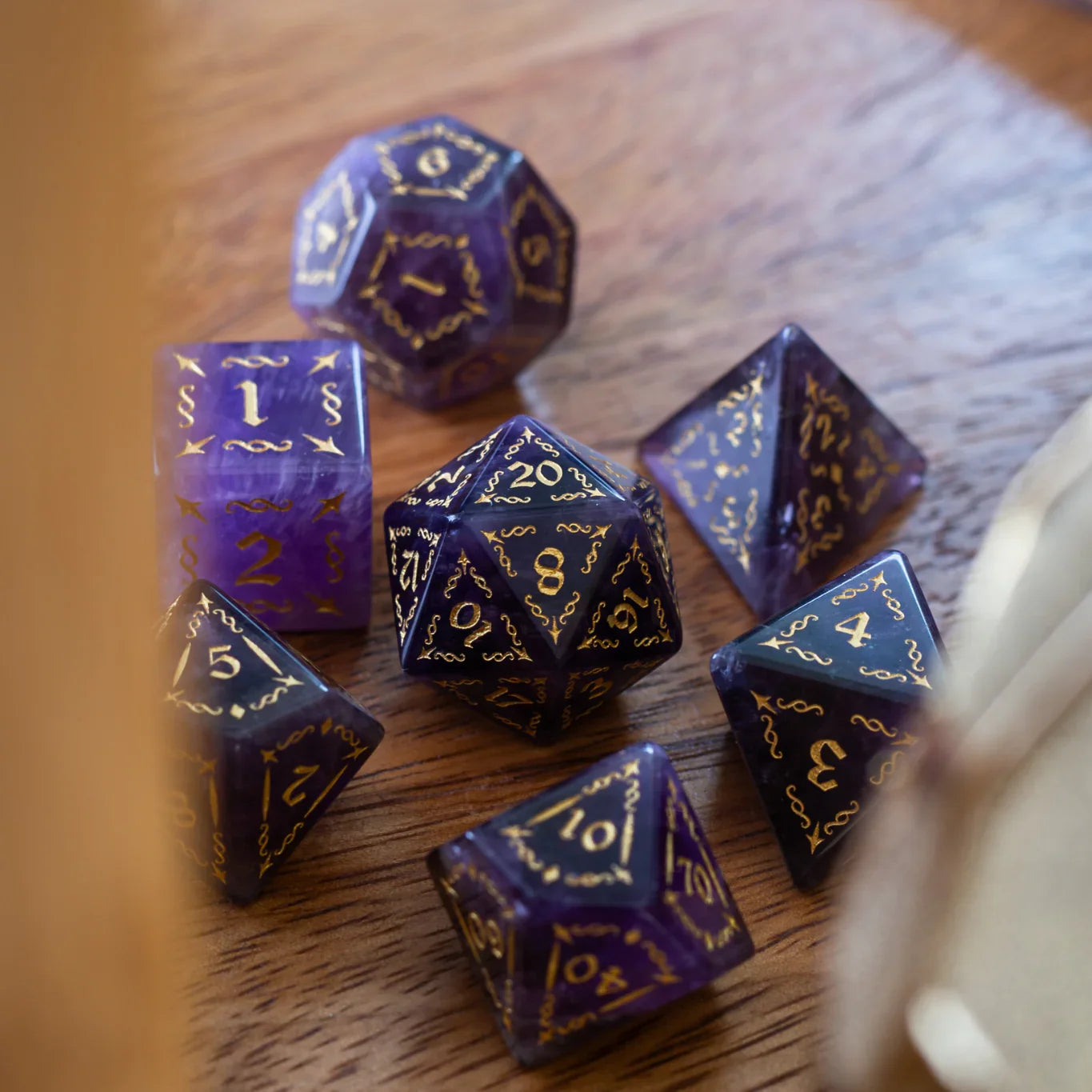 Juego de dados DND de amatista púrpura con gema de espiga de vid