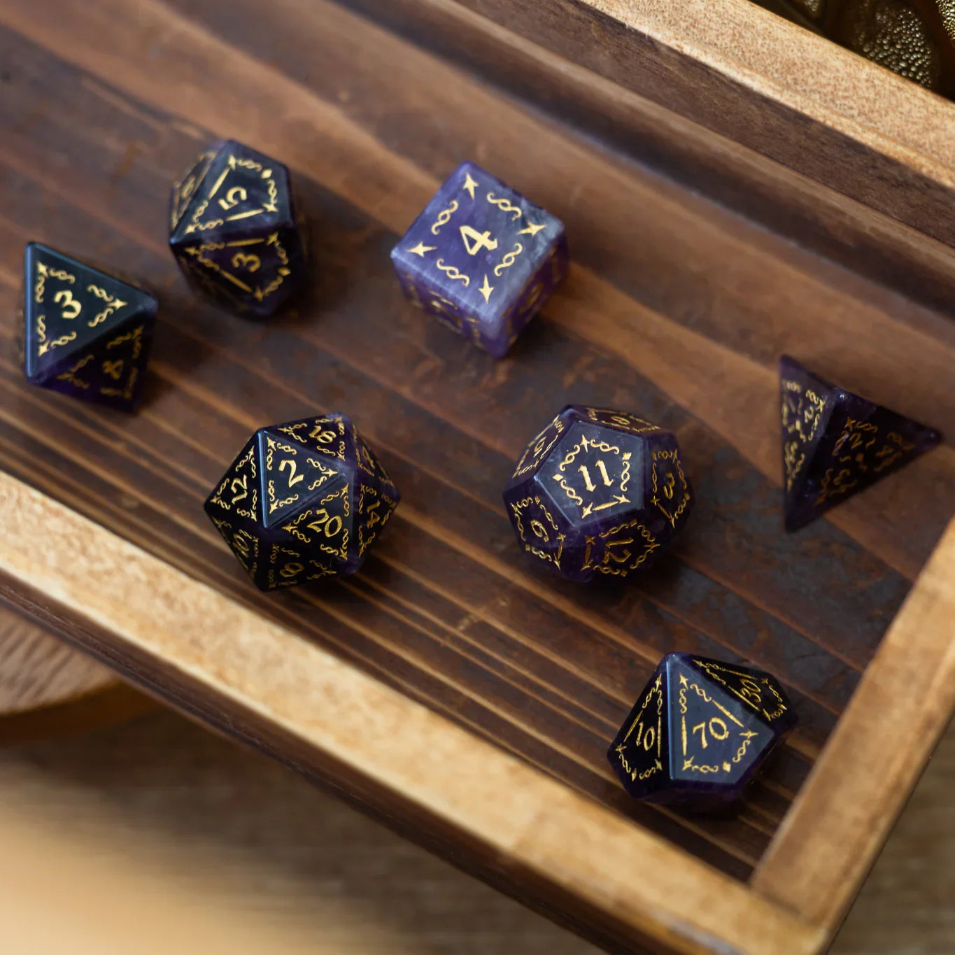 Juego de dados DND de amatista púrpura con gema de espiga de vid