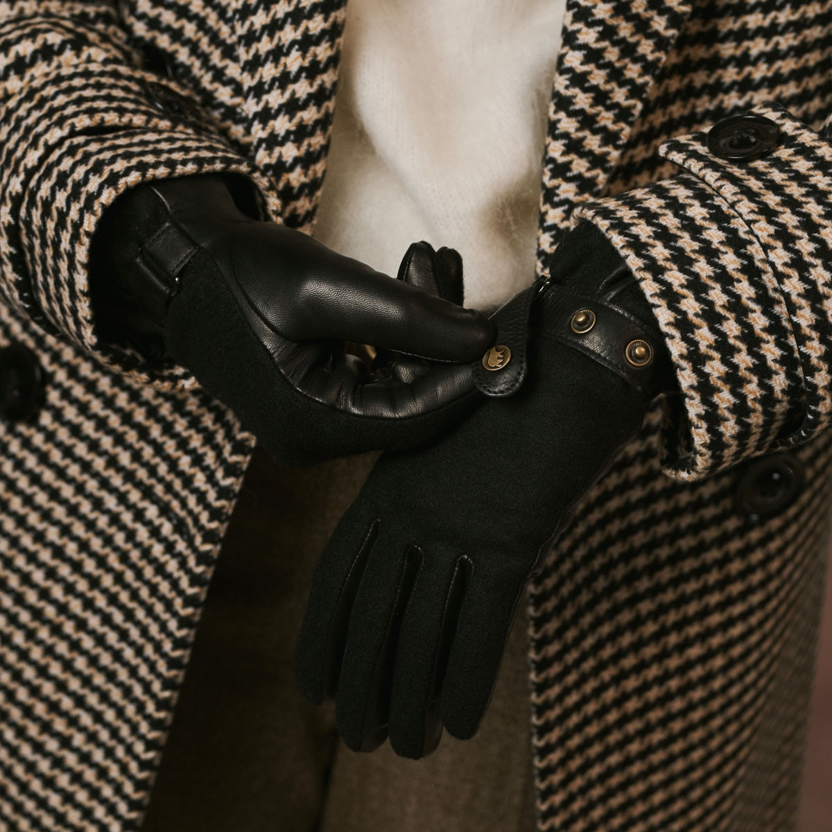 Violetta (black) - Italian tweed women's gloves with touchscreen capability and adjustable snap button — photo 10 of 10