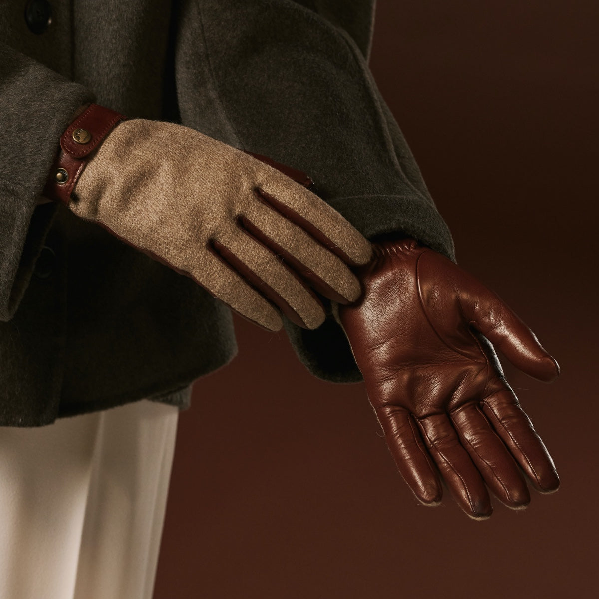 Violetta (brown) - Italian tweed women's gloves with touchscreen capability and adjustable snap button — photo 8 of 10