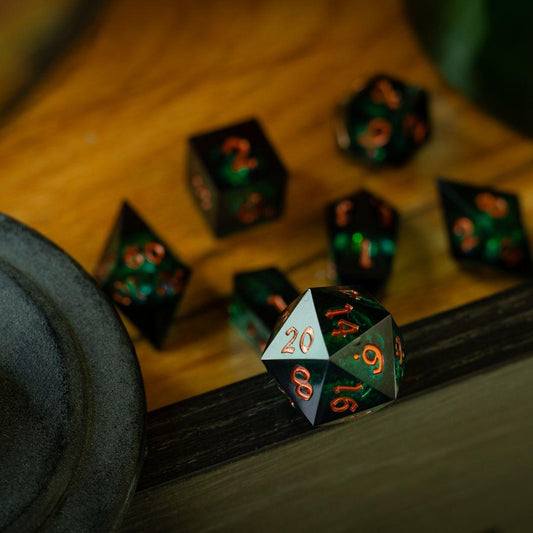 Juego de dados DND de núcleo líquido Witchwood Heart