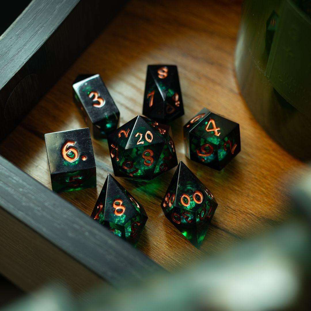 Juego de dados DND de núcleo líquido Witchwood Heart