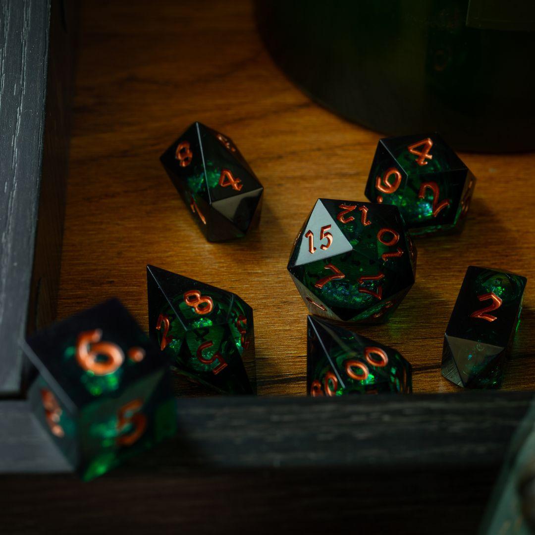 Juego de dados DND de núcleo líquido Witchwood Heart
