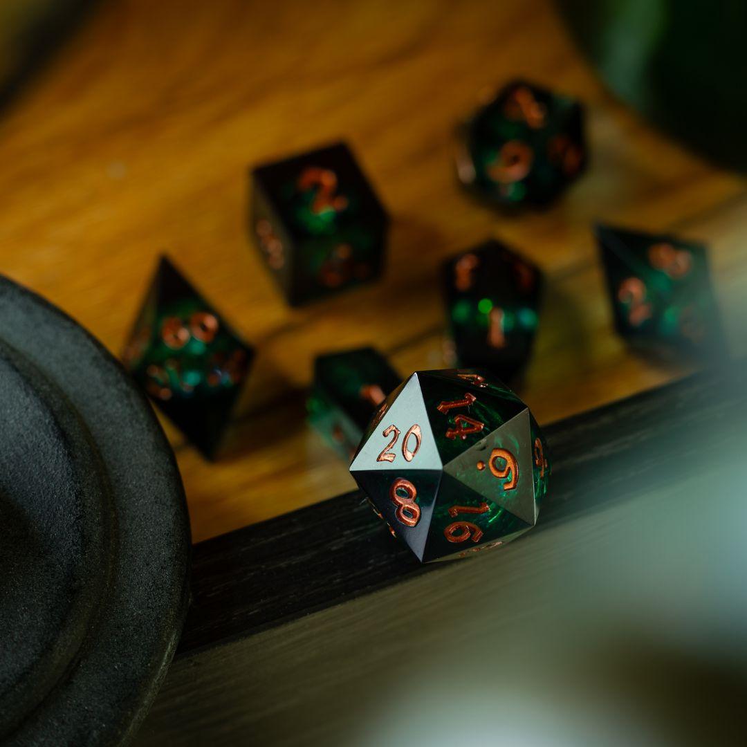 Juego de dados DND de núcleo líquido Witchwood Heart