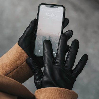 Zoey (black) – Sheepskin leather gloves with warm wool/cashmere lining & touchscreen function — photo 4 of 10