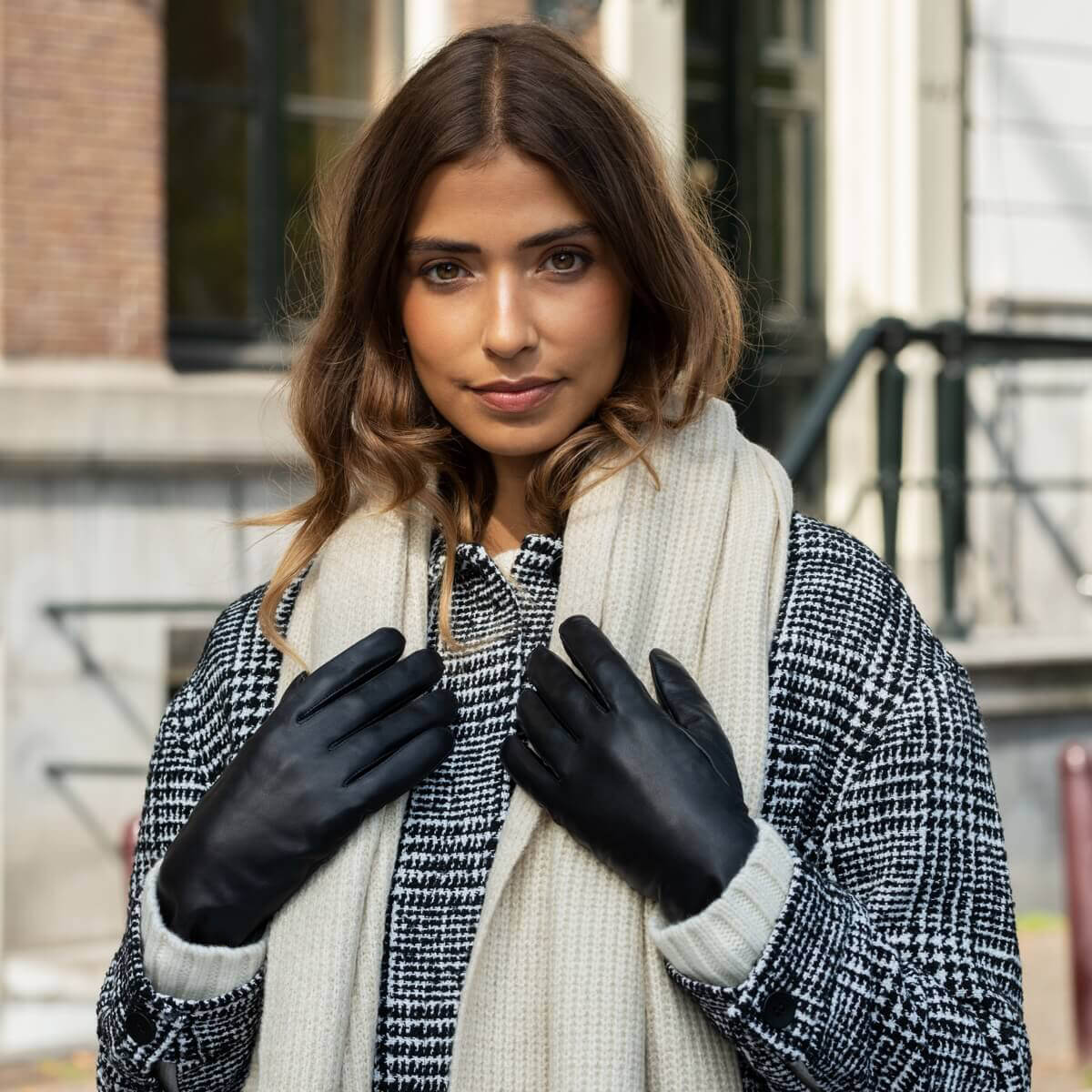 Zoey (black) – Sheepskin leather gloves with warm wool/cashmere lining & touchscreen function — photo 2 of 10