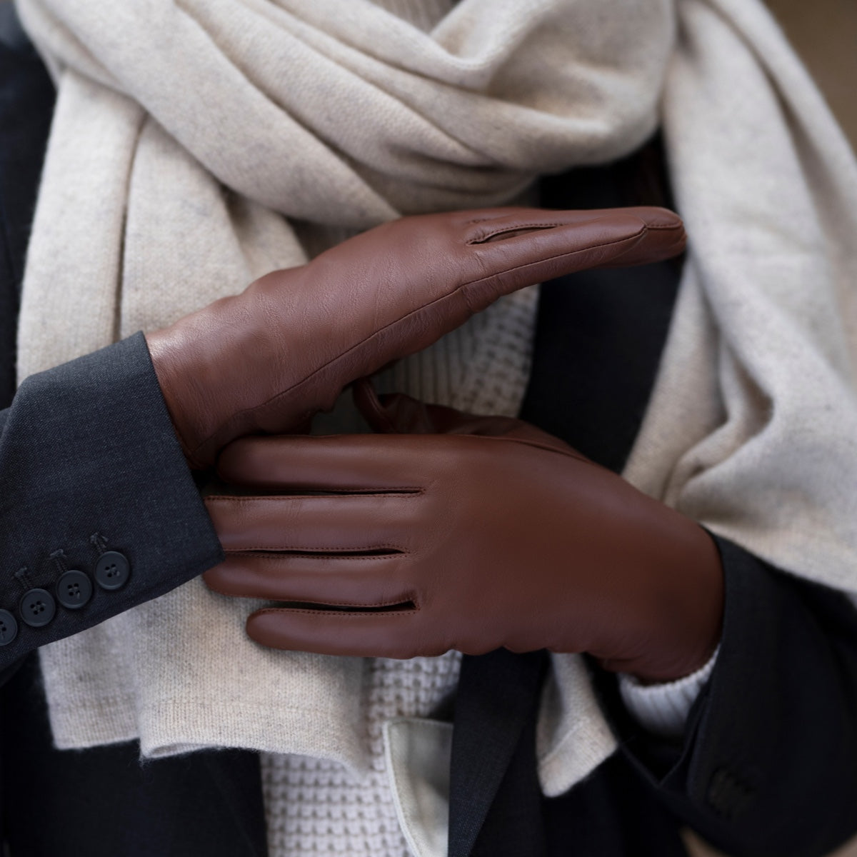 Zoey (brown) – Sheepskin leather gloves with warm wool/cashmere lining & touchscreen function — photo 3 of 7