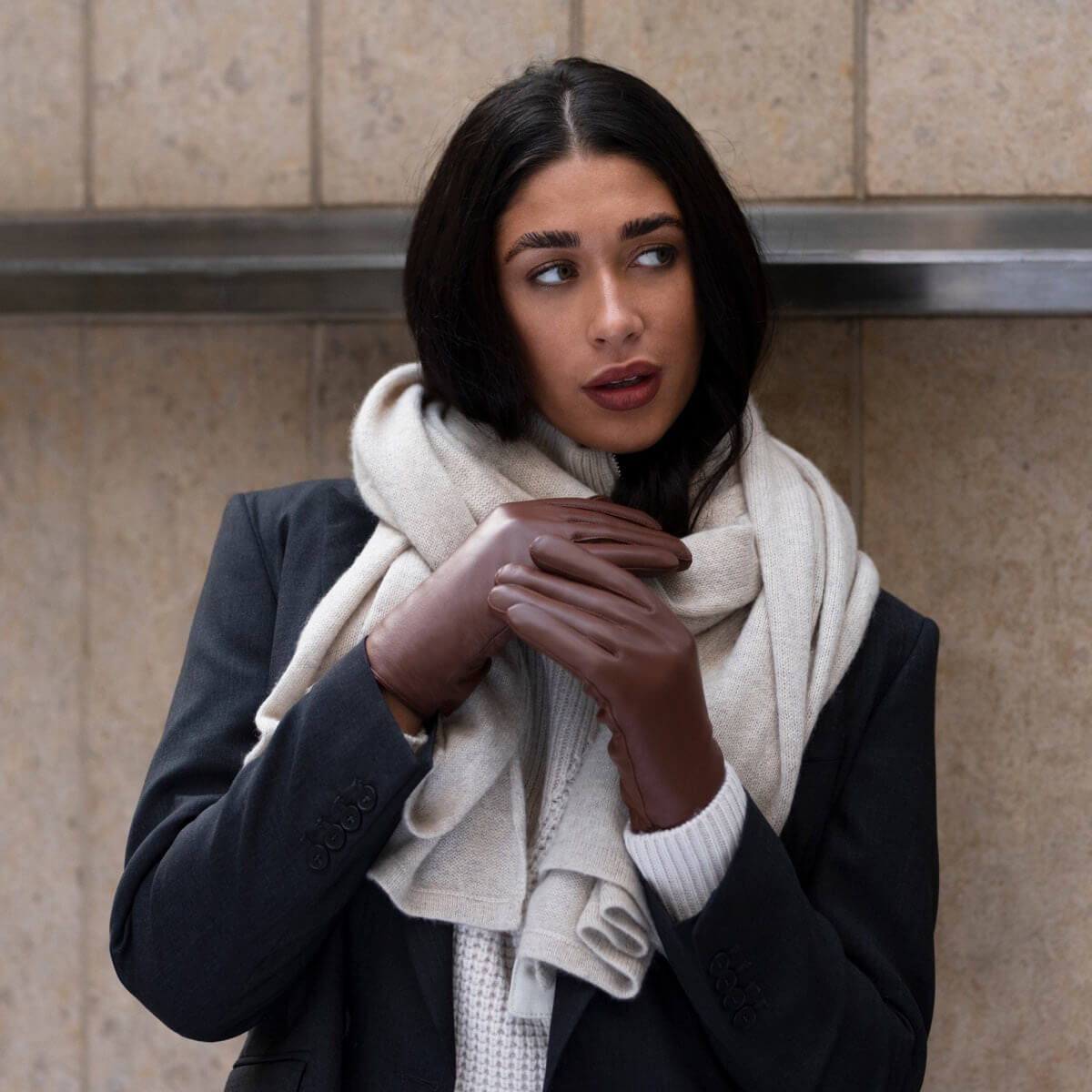 Zoey (brown) – Sheepskin leather gloves with warm wool/cashmere lining & touchscreen function — photo 4 of 7