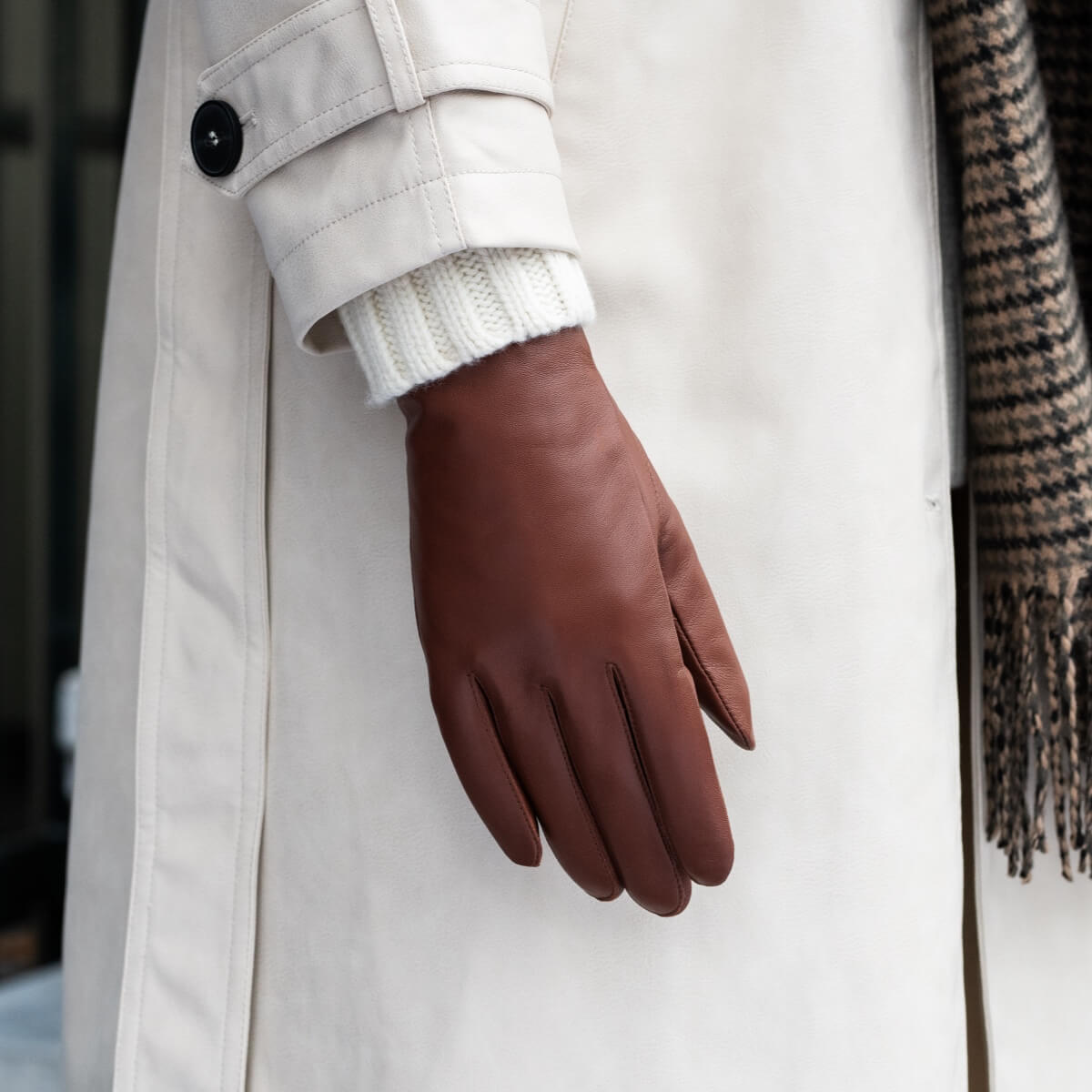 Zoey (cognac) – Sheepskin leather gloves with warm wool/cashmere lining & touchscreen function — photo 4 of 8
