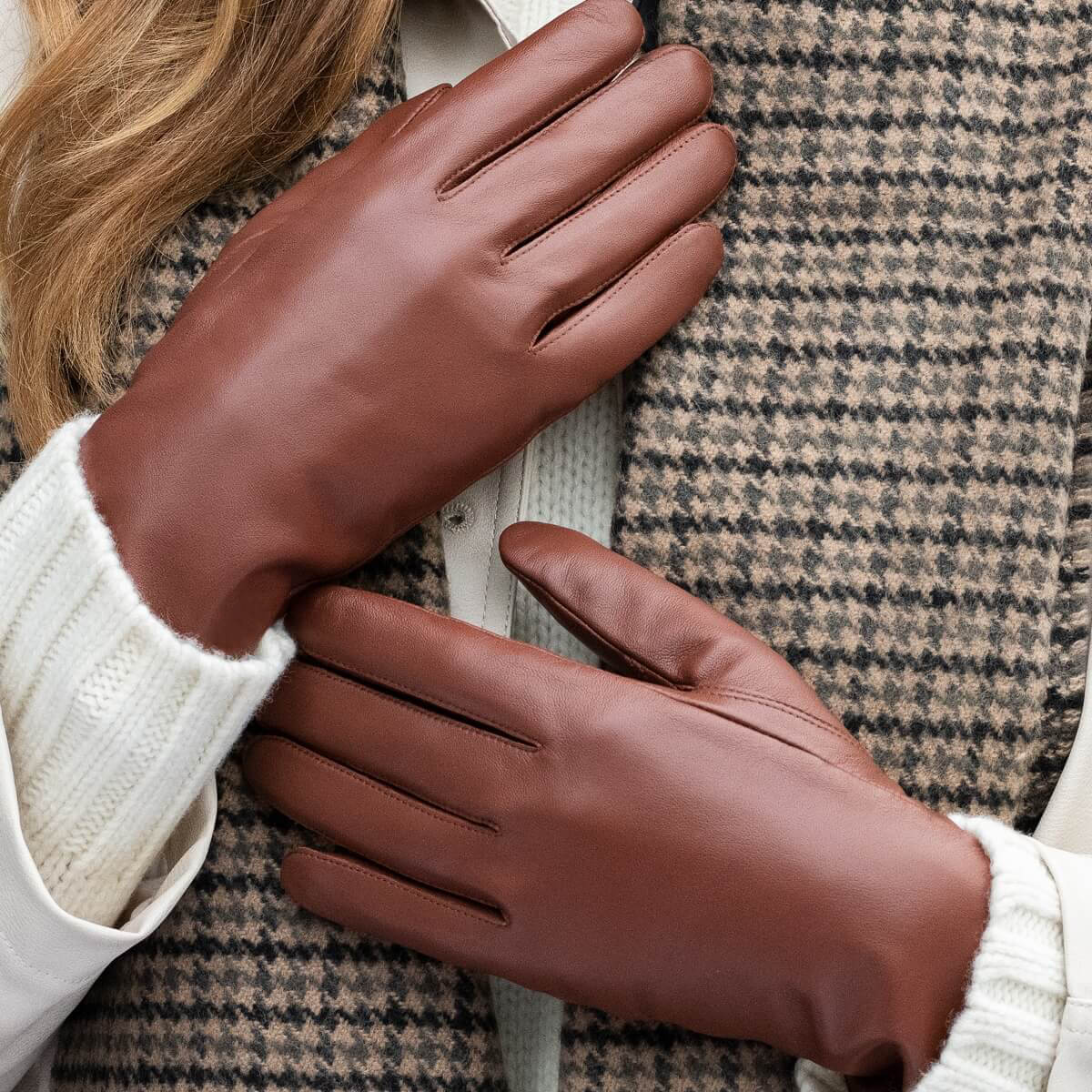 Zoey (cognac) – Sheepskin leather gloves with warm wool/cashmere lining & touchscreen function — photo 6 of 8