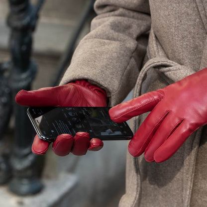 Zoey (red) – Sheepskin leather gloves with warm wool/cashmere lining & touchscreen function — photo 4 of 7