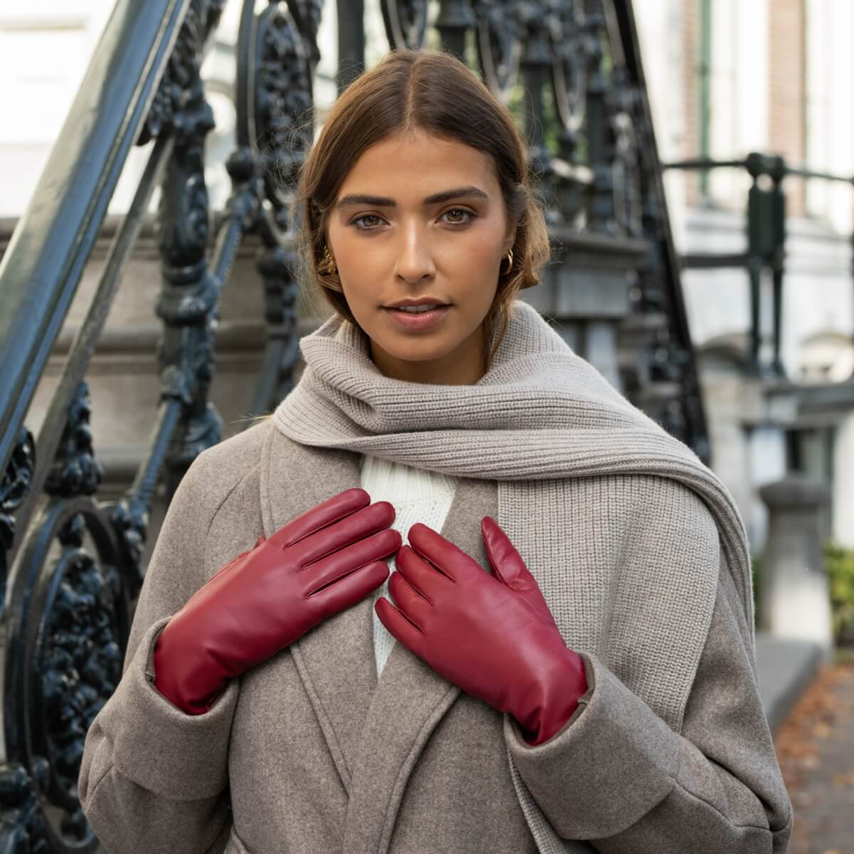 Zoey (red) – Sheepskin leather gloves with warm wool/cashmere lining & touchscreen function — photo 2 of 7