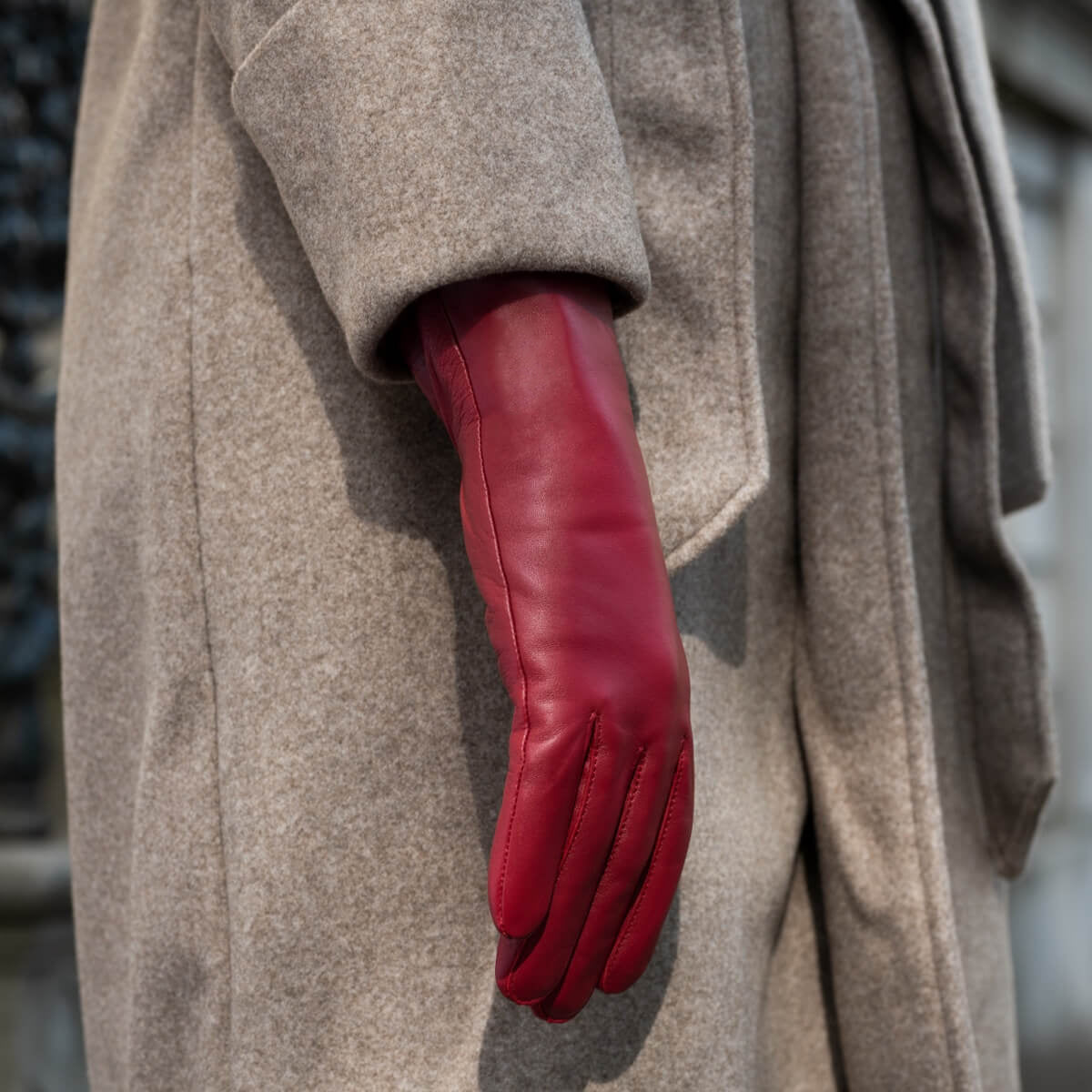 Zoey (red) – Sheepskin leather gloves with warm wool/cashmere lining & touchscreen function — photo 3 of 7