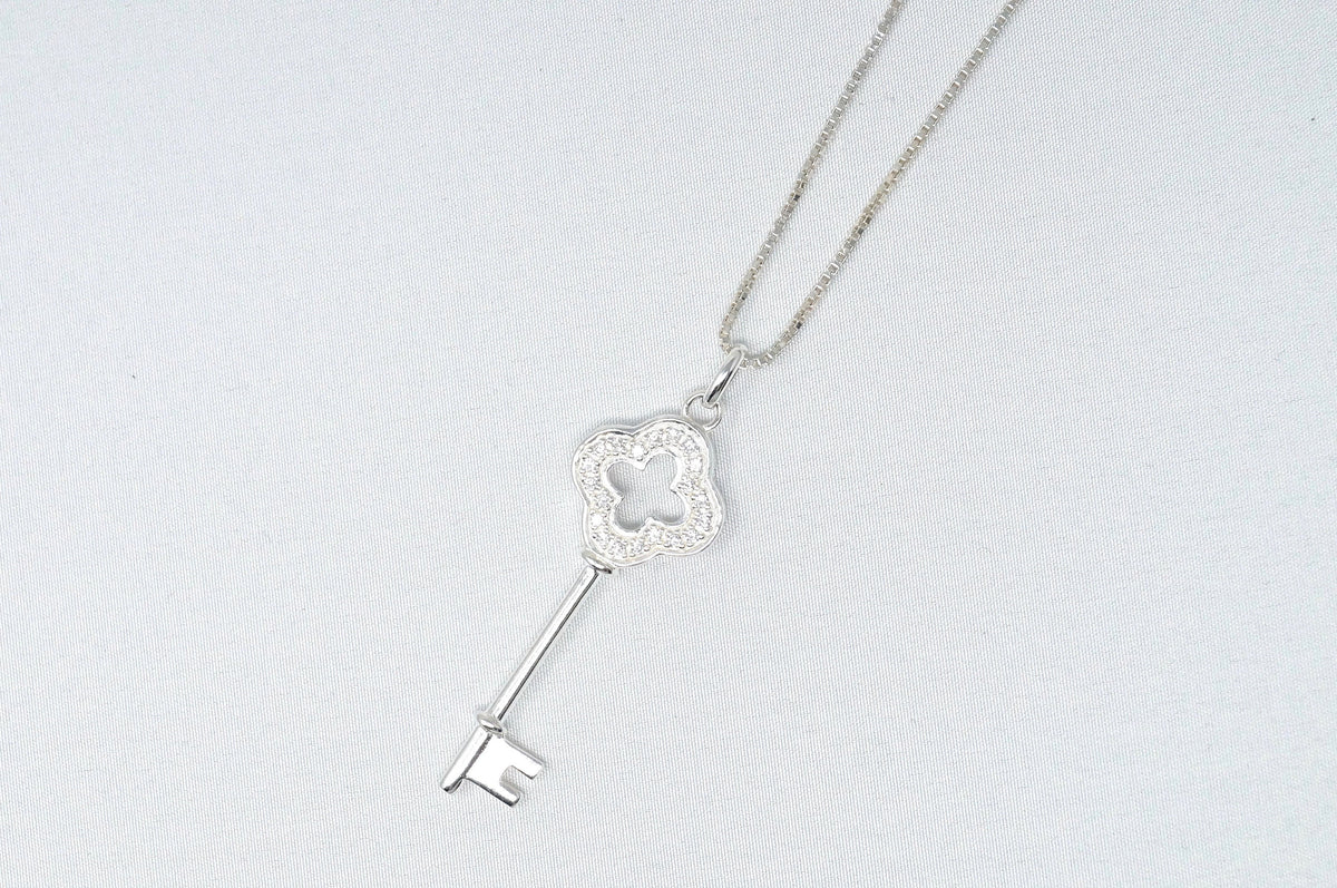 STUNNING Vintage Cz Accented Royal Key Sterling Silver Necklace 16" -