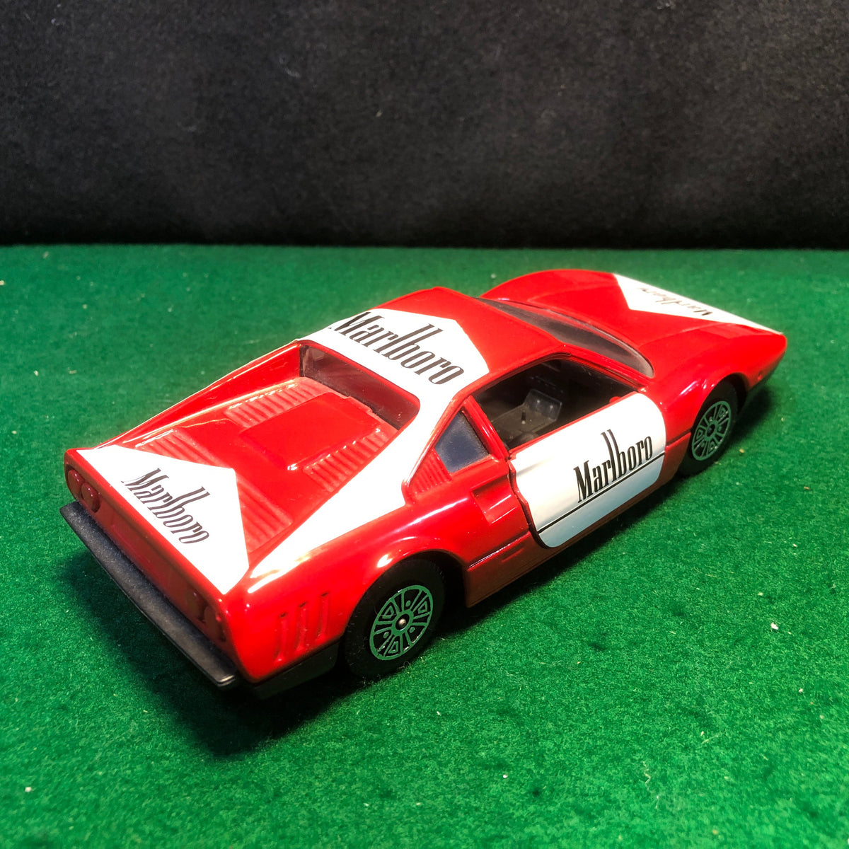 Ferrari 288 GTO Marlboro Racing by Guiloy 1:24 (64500)(No box)