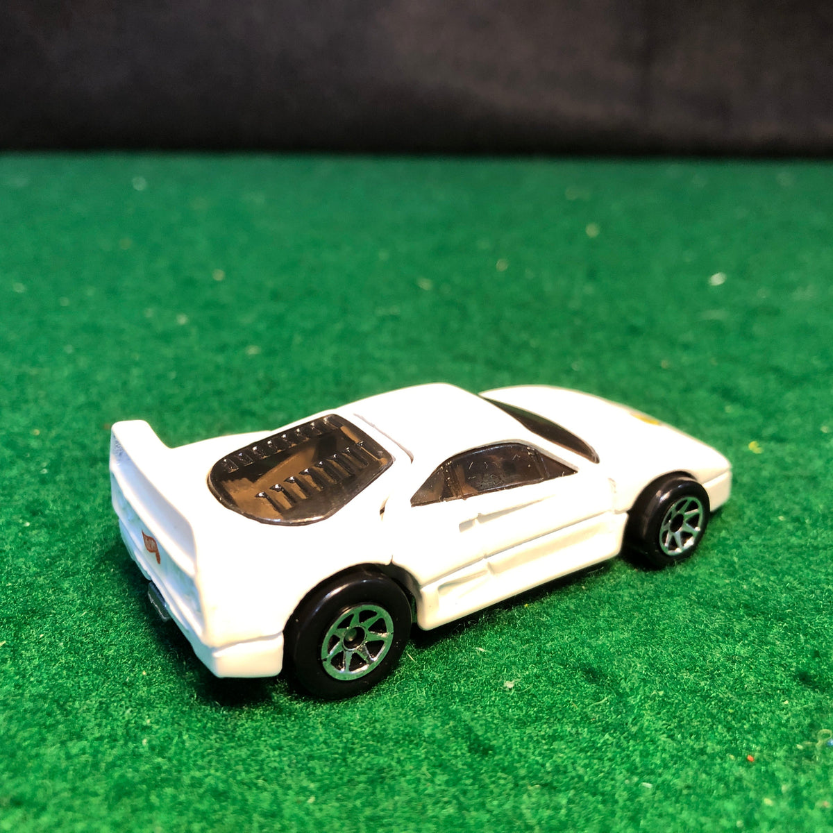Ferrari F40 White by HotWheels 1:64 (7SP)(12405)(No box)