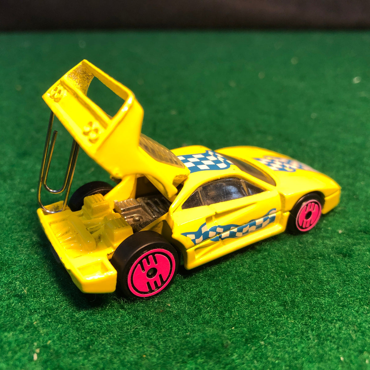 Ferrari F40 Yellow by HotWheels 1:64 (PinkUH)(1468)(No box)
