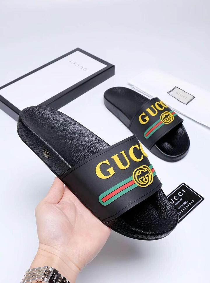GUCCI Men's Luxury Leather House Slippers - Elegant & Comfortable Designer Footwear