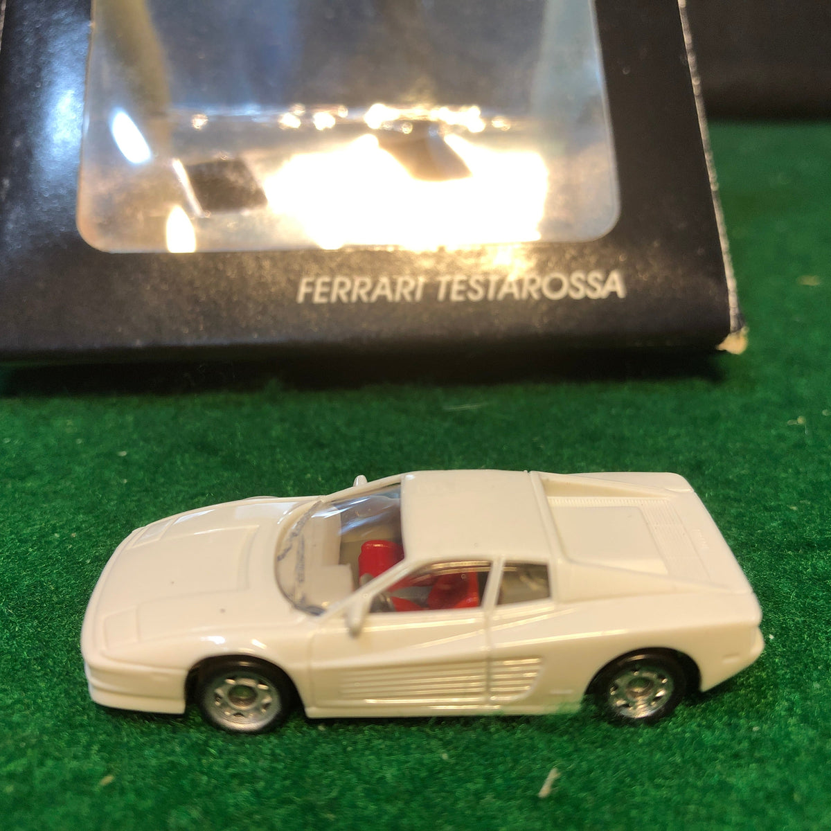 Ferrari Testarossa White by Monogram 1:87 HO (2014)