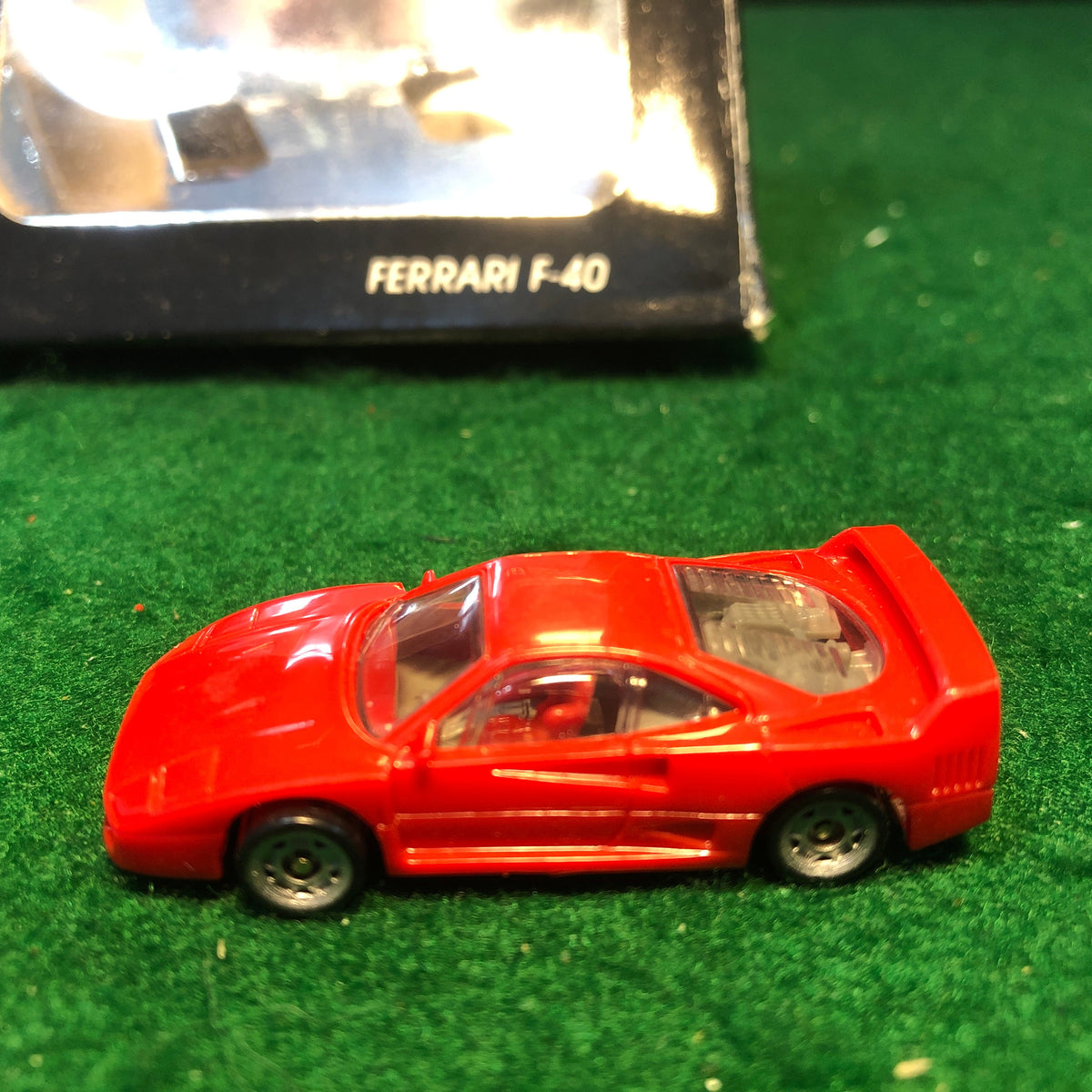 Ferrari F40 Red by Monogram 1:87 HO (2015)