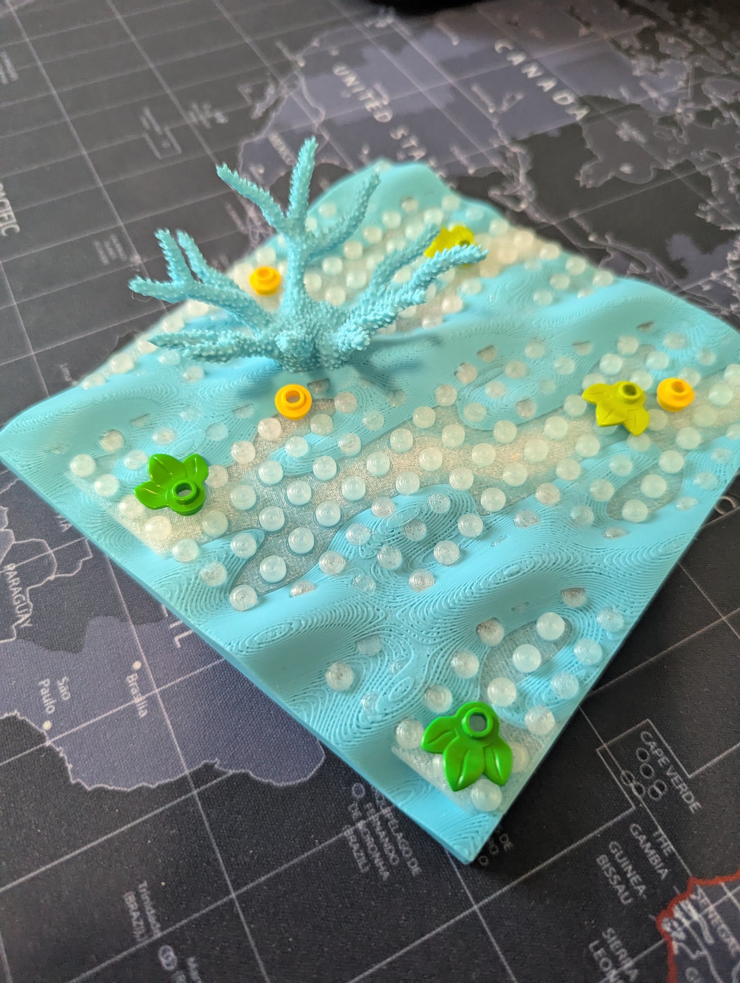 Experimento 001 - Escena base modular 16x16 compatible con ladrillos – Entorno de coral oceánico
