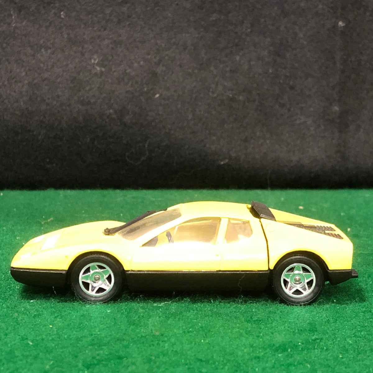 Ferrari 365/512 BB Berlinetta Boxer Yellow/Black by Solido 1:43 (44)