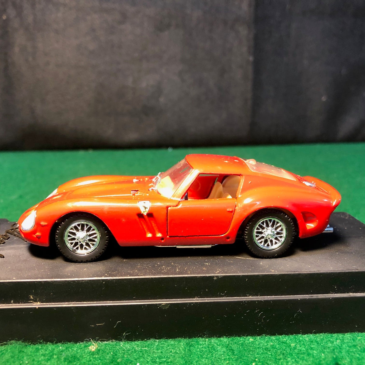 Ferrari 250 GTO 1964 Red by Solido 1:43 (4506)(Black base)
